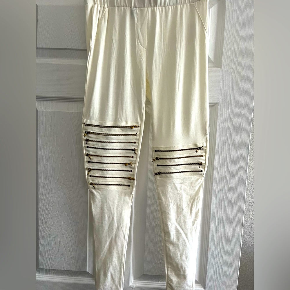 Cream colored leggings with zipper detailing, size medium!